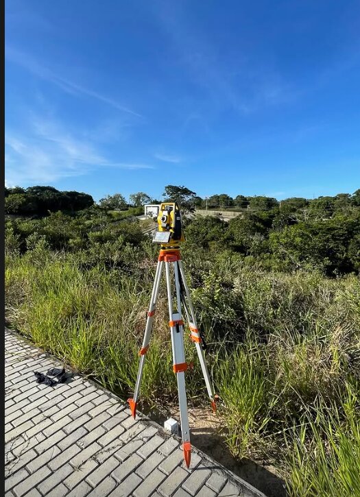 Equipamento de topografia da GSM em operação