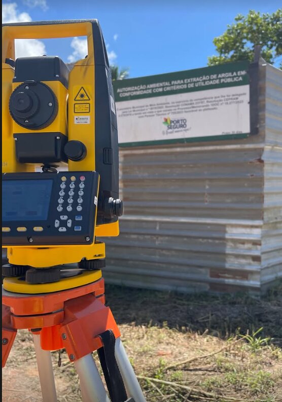 Estação total da GSM Topografia em levantamento em Porto Seguro
